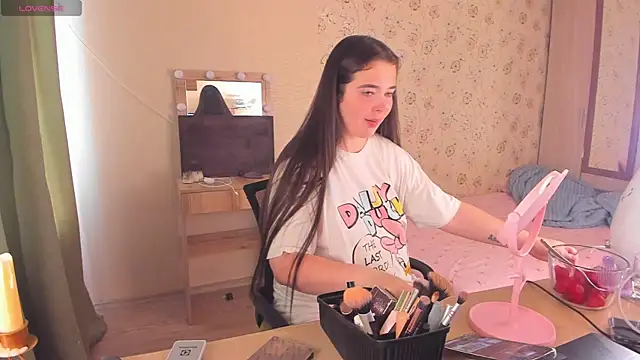 Snapshot of Alice_next_door chatting on June 12, 2026, 10:13 am Alice next door online show from June 12, 2026, 10:13 am