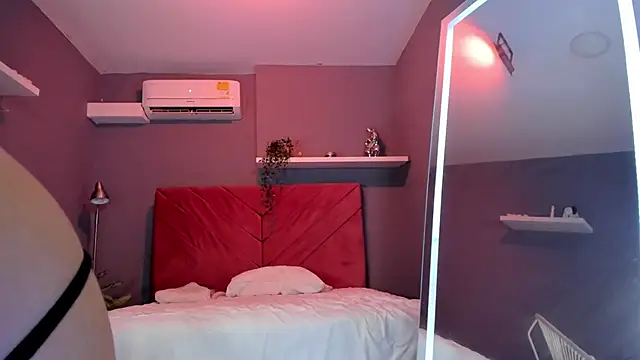 Snapshot of cinnia_ chatting on February 2, 2026, 12:04 pm cinnia online show from February 2, 2026, 12:04 pm