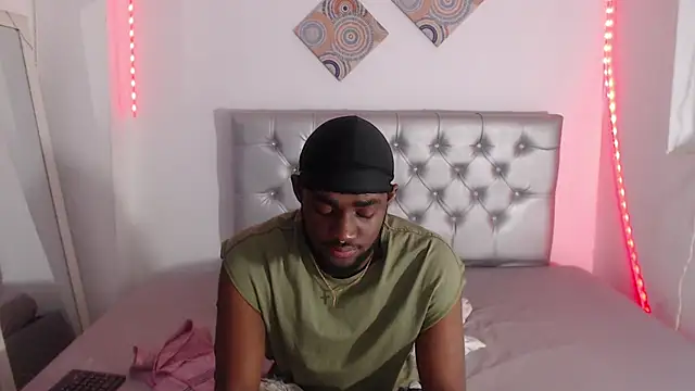 Snapshot of eebony_stallion chatting on December 17, 2025, 7:52 pm eebony stallion online show from December 17, 2025, 7:52 pm