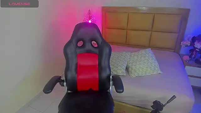 Snapshot of MELISSAROUGE chatting on February 18, 2026, 7:32 pm MELISSAROUGE online show from February 18, 2026, 7:32 pm