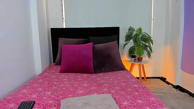 LunaVelvet777 online show from September 30, 2025, 3:29 pm