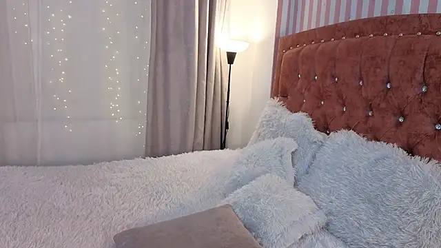 LunaVelvet777 online show from April 15, 2026, 5:06 pm