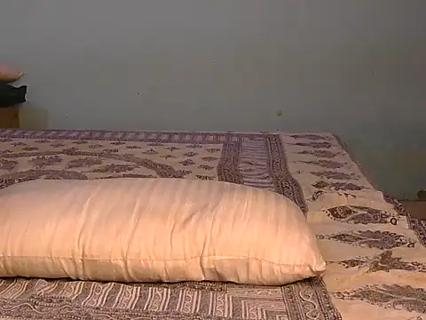 imaila18 online show from November 15, 2025, 5:22 am