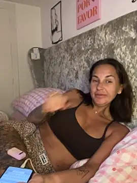 Snapshot of Rosieredxox chatting on May 19, 2026, 6:09 am Rosieredxox online show from May 19, 2026, 6:09 am