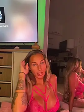 Rosieredxox online show from July 7, 2026, 8:45 pm