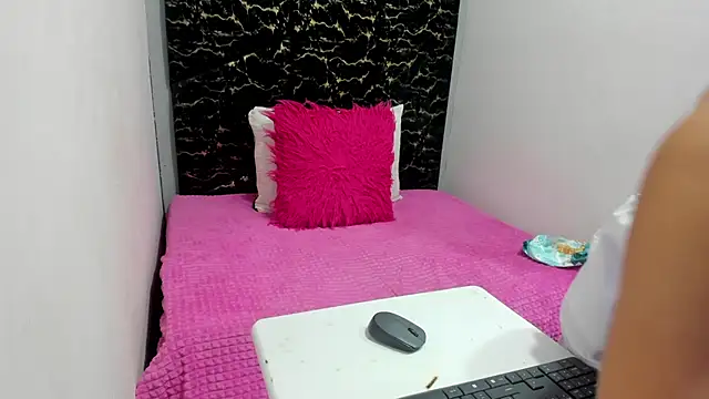 Snapshot of MiaCours chatting on July 22, 2026, 12:40 pm MiaCours online show from July 22, 2026, 12:40 pm