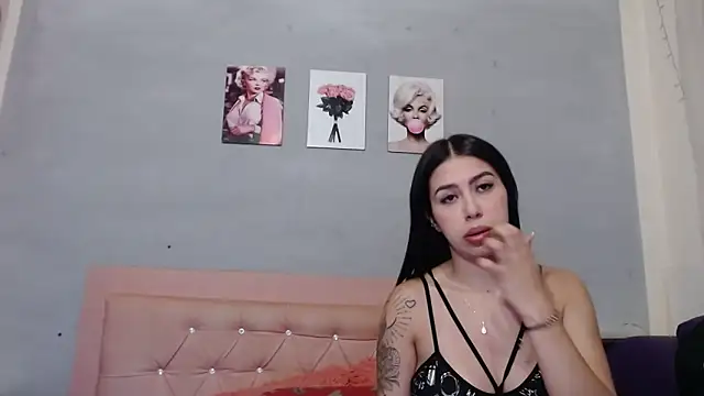 Snapshot of Olivia_Spear chatting on September 22, 2025, 12:33 pm Olivia Spear online show from September 22, 2025, 12:33 pm