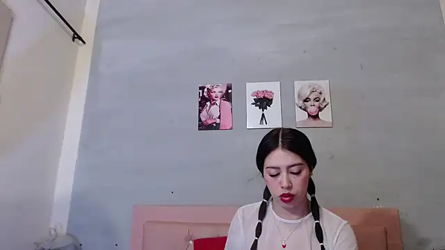 Snapshot of Olivia_Spear chatting on October 18, 2025, 12:18 pm Olivia Spear online show from October 18, 2025, 12:18 pm