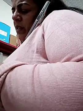 Snapshot of Mia-Glow chatting on October 7, 2025, 2:07 pm Mia-Glow online show from October 7, 2025, 2:07 pm