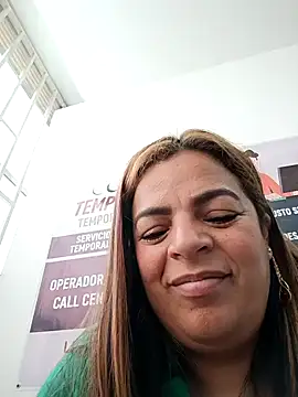 Snapshot of Mia-Glow chatting on November 13, 2025, 12:09 pm Mia-Glow online show from November 13, 2025, 12:09 pm