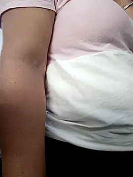 Snapshot of Mia-Glow chatting on October 17, 2025, 3:25 pm Mia-Glow online show from October 17, 2025, 3:25 pm