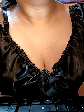 Snapshot of Mia-Glow chatting on September 16, 2025, 11:11 am Mia-Glow online show from September 16, 2025, 11:11 am