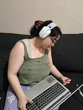 Snapshot of DannaBakes chatting on July 13, 2026, 8:19 pm DannaBakes online show from July 13, 2026, 8:19 pm