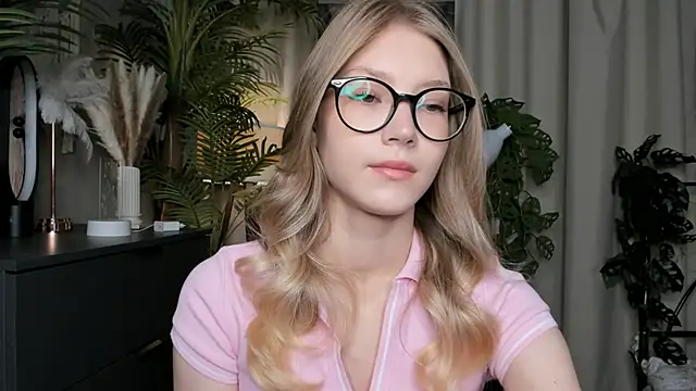 Snapshot of ChinBonnell chatting on September 25, 2025, 5:46 am ChinBonnell online show from September 25, 2025, 5:46 am