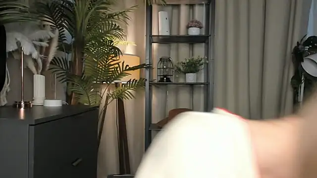 Snapshot of ChinBonnell chatting on November 16, 2025, 5:45 am ChinBonnell online show from November 16, 2025, 5:45 am