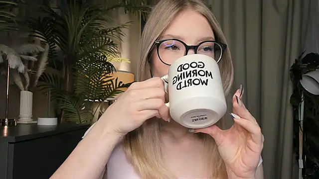 Snapshot of ChinBonnell chatting on November 15, 2025, 5:44 am ChinBonnell online show from November 15, 2025, 5:44 am