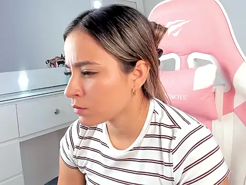 Snapshot of Saloome_miller chatting on October 17, 2025, 4:05 am Saloome miller online show from October 17, 2025, 4:05 am