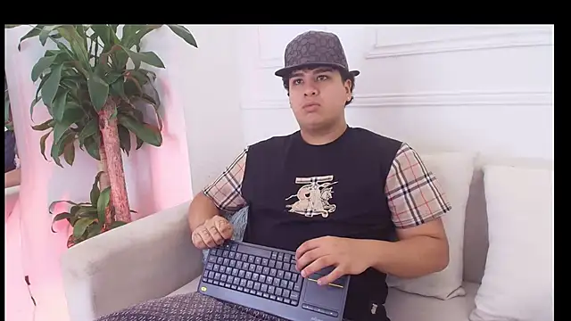 Snapshot of Naim_Bennetsex chatting on November 3, 2025, 6:33 pm Naim Bennetsex online show from November 3, 2025, 6:33 pm