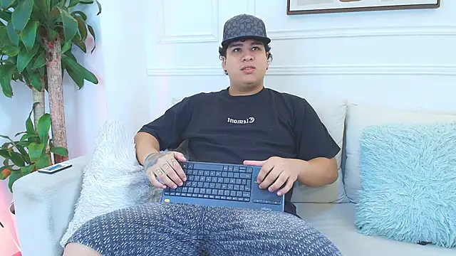 Snapshot of Naim_Bennetsex chatting on November 12, 2025, 6:34 pm Naim Bennetsex online show from November 12, 2025, 6:34 pm