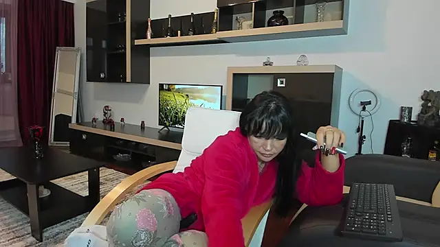 Snapshot of Ella_sweety00 chatting on April 4, 2026, 4:35 pm Ella sweety00 online show from April 4, 2026, 4:35 pm