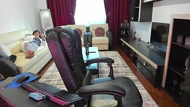 Snapshot of Ella_sweety00 chatting on March 12, 2026, 6:17 am Ella sweety00 online show from March 12, 2026, 6:17 am