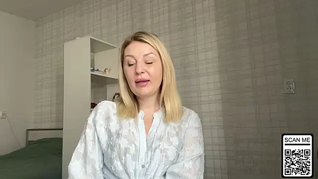 Snapshot of Blondie_xoxoxo chatting on February 17, 2026, 8:22 am Blondie xoxoxo online show from February 17, 2026, 8:22 am