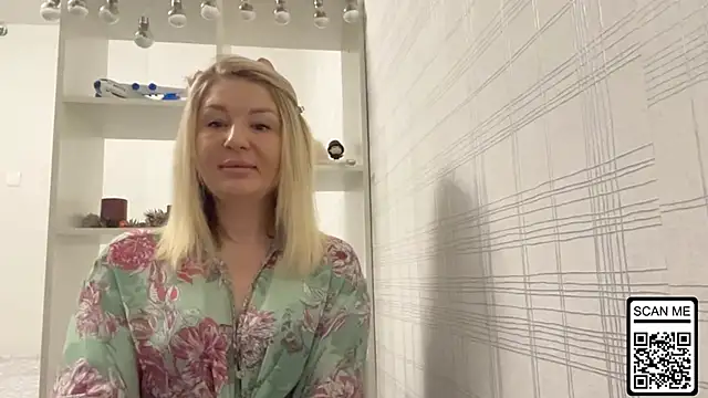 Snapshot of Blondie_xoxoxo chatting on December 14, 2025, 9:37 am Blondie xoxoxo online show from December 14, 2025, 9:37 am