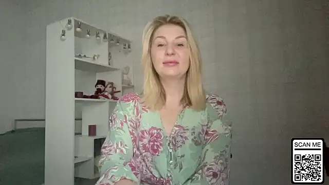 Snapshot of Blondie_xoxoxo chatting on February 3, 2026, 6:33 am Blondie xoxoxo online show from February 3, 2026, 6:33 am