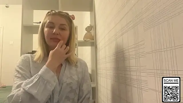 Snapshot of Blondie_xoxoxo chatting on November 17, 2025, 8:02 pm Blondie xoxoxo online show from November 17, 2025, 8:02 pm