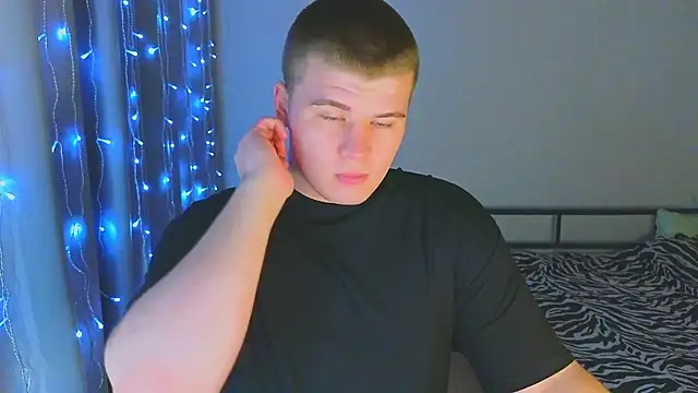 kittenmurr online show from December 19, 2025, 11:29 pm