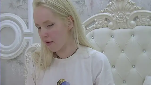 Snapshot of EllieFrosty_ chatting on May 8, 2026, 6:56 pm EllieFrosty online show from May 8, 2026, 6:56 pm