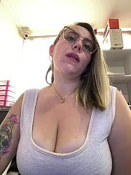 Snapshot of CurvyLust_x chatting on February 18, 2026, 2:35 pm CurvyLust x online show from February 18, 2026, 2:35 pm