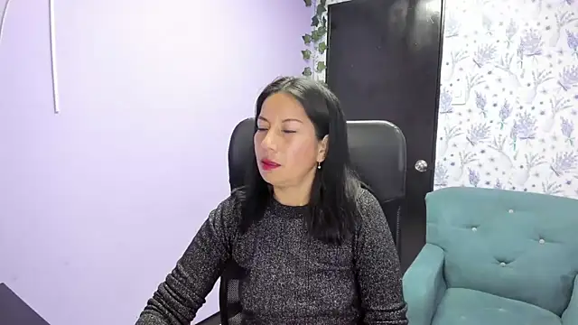 Megan Collinss  online show from November 12, 2025, 1:26 pm