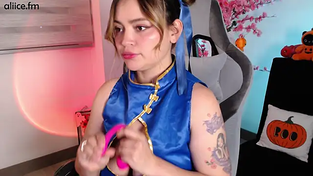 Snapshot of aliiceFM chatting on October 31, 2025, 2:19 am aliiceFM online show from October 31, 2025, 2:19 am