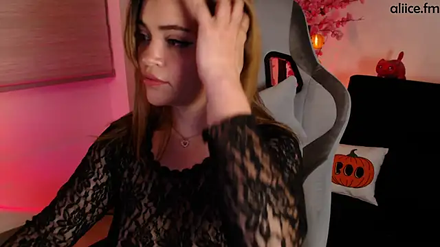 Snapshot of aliiceFM chatting on October 20, 2025, 4:36 am aliiceFM online show from October 20, 2025, 4:36 am