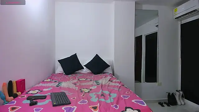 Snapshot of zou_quira chatting on December 3, 2025, 3:33 pm zou quira online show from December 3, 2025, 3:33 pm