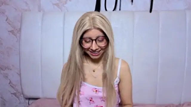 VioletxBloom online show from December 18, 2025, 9:40 pm