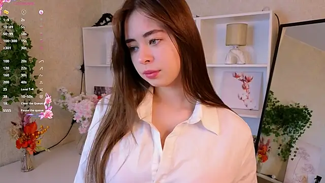 TraciMyntti online show from November 18, 2025, 1:21 am