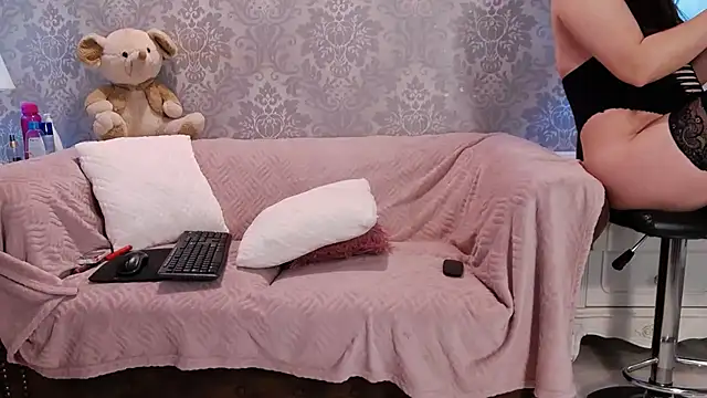 Snapshot of Ella_Raven chatting on April 30, 2026, 5:25 am Ella Raven online show from April 30, 2026, 5:25 am