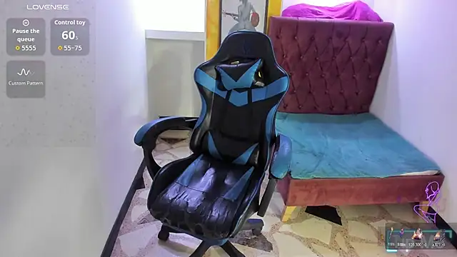 Snapshot of alison_moon7 chatting on December 2, 2025, 12:29 pm alison moon7 online show from December 2, 2025, 12:29 pm