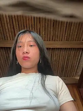 EmLy02 online show from April 13, 2026, 1:09 am