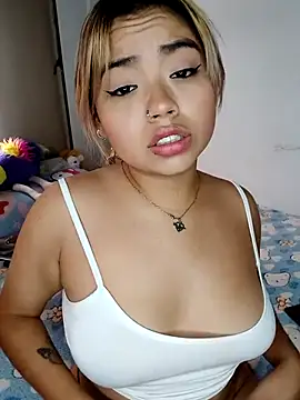 Snapshot of Emily__Hott chatting on November 18, 2025, 9:29 pm Emily Hott online show from November 18, 2025, 9:29 pm