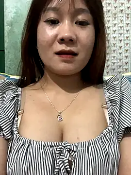 qinejr37 online show from November 24, 2025, 2:06 pm