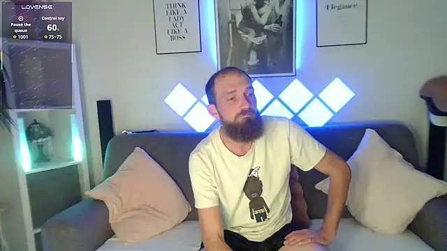 Snapshot of XBellaXundXUweX chatting on November 2, 2025, 8:14 pm XBellaXundXUweX online show from November 2, 2025, 8:14 pm