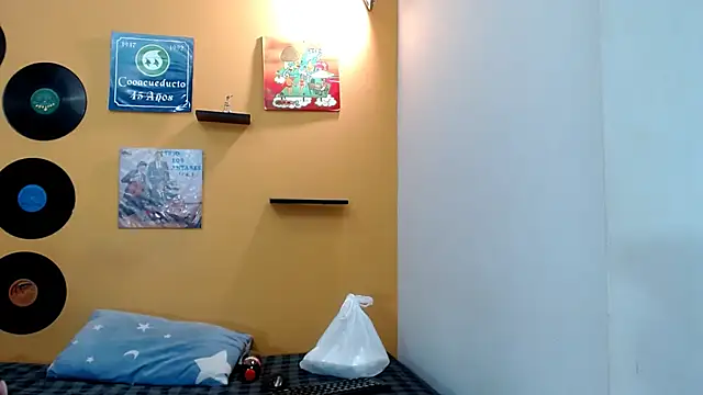 Snapshot of skinnyverus18 chatting on March 28, 2026, 7:04 pm skinnyverus18 online show from March 28, 2026, 7:04 pm