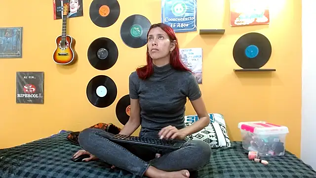 Snapshot of skinnyverus18 chatting on November 12, 2025, 7:29 pm skinnyverus18 online show from November 12, 2025, 7:29 pm