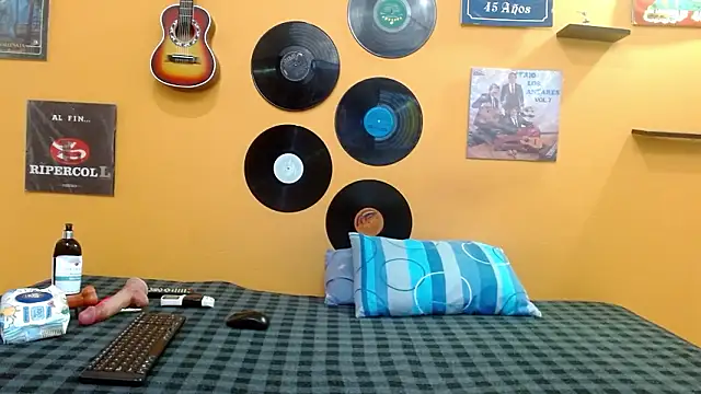 Snapshot of skinnyverus18 chatting on February 2, 2026, 6:40 pm skinnyverus18 online show from February 2, 2026, 6:40 pm