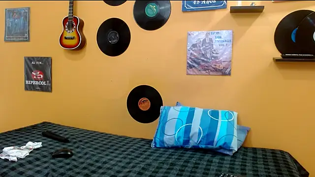 Snapshot of skinnyverus18 chatting on December 18, 2025, 7:07 pm skinnyverus18 online show from December 18, 2025, 7:07 pm