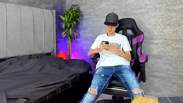 Snapshot of ArthurCox chatting on October 30, 2025, 5:32 pm ArthurCox online show from October 30, 2025, 5:32 pm