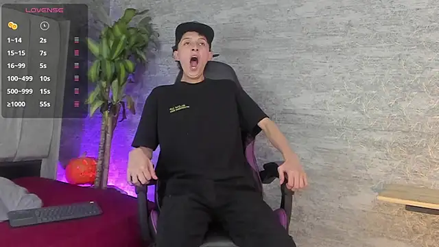 Snapshot of ArthurCox chatting on November 2, 2025, 5:29 pm ArthurCox online show from November 2, 2025, 5:29 pm